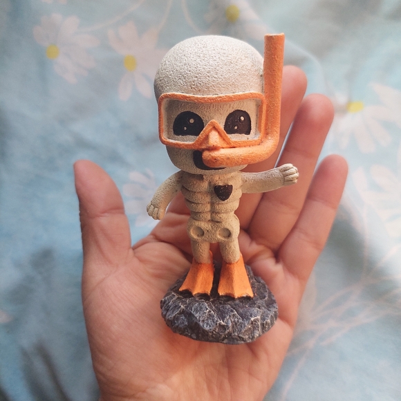 Spooky Skull Aquarium Decor - Picture 4 of 4